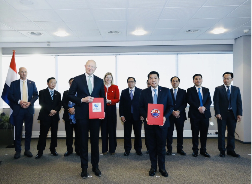 Vietnam’s Hung Nhon and Netherland’s Dutch Royal De Heus Group sign Agri MoU