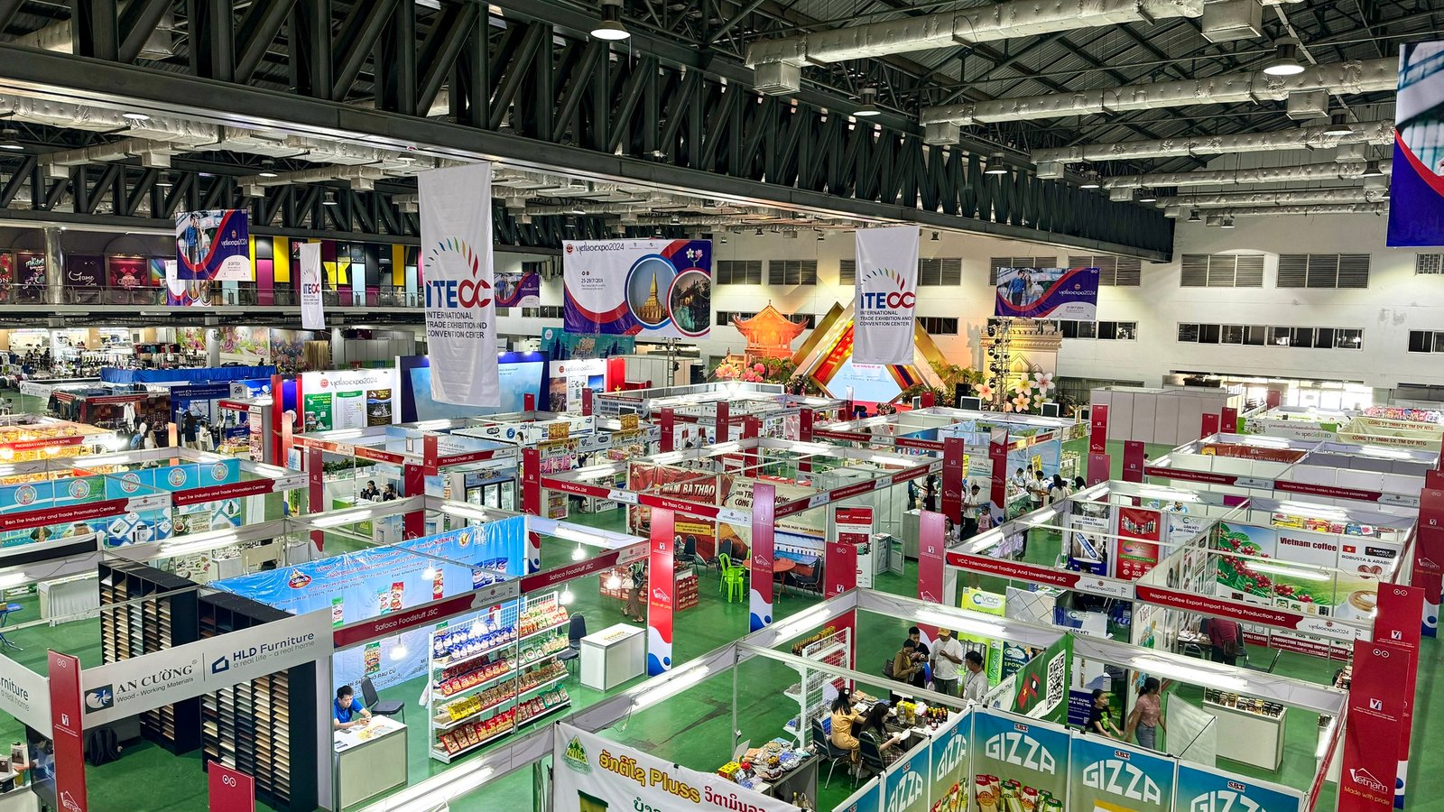Vietnam - Laos Trade Fair establishes an potential business bridge between the two countries