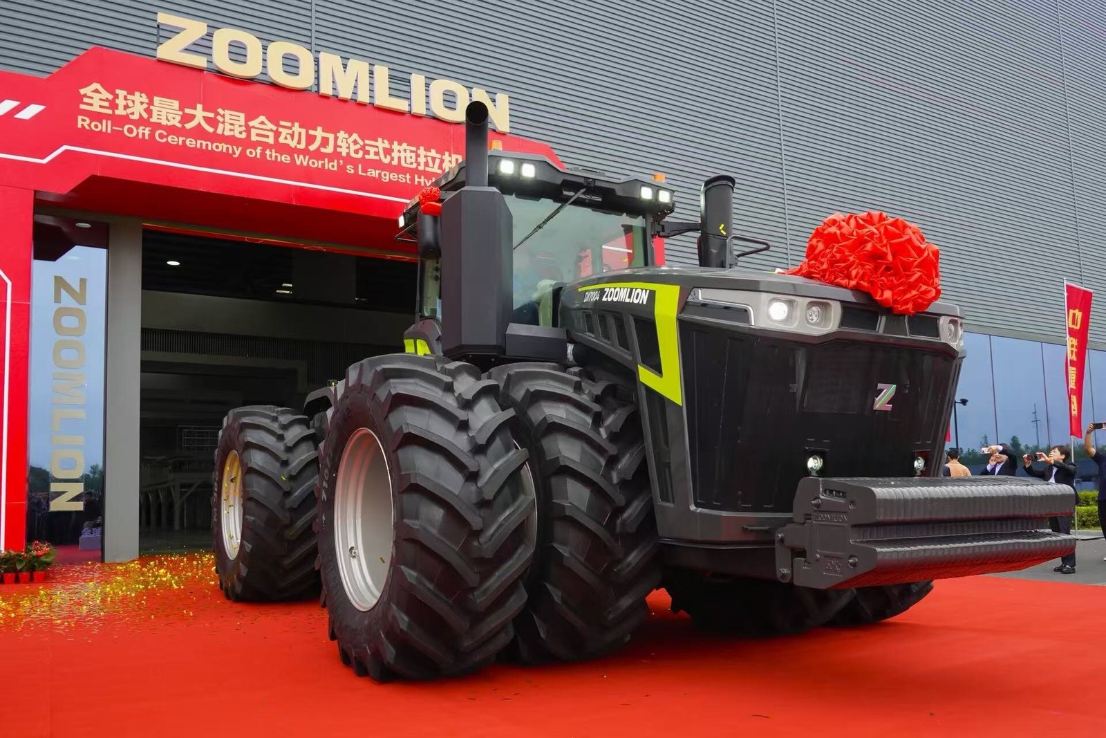 China's Zoomlion unveils DX7004, the most advanced and powerful hybrid wheeled tractor to date