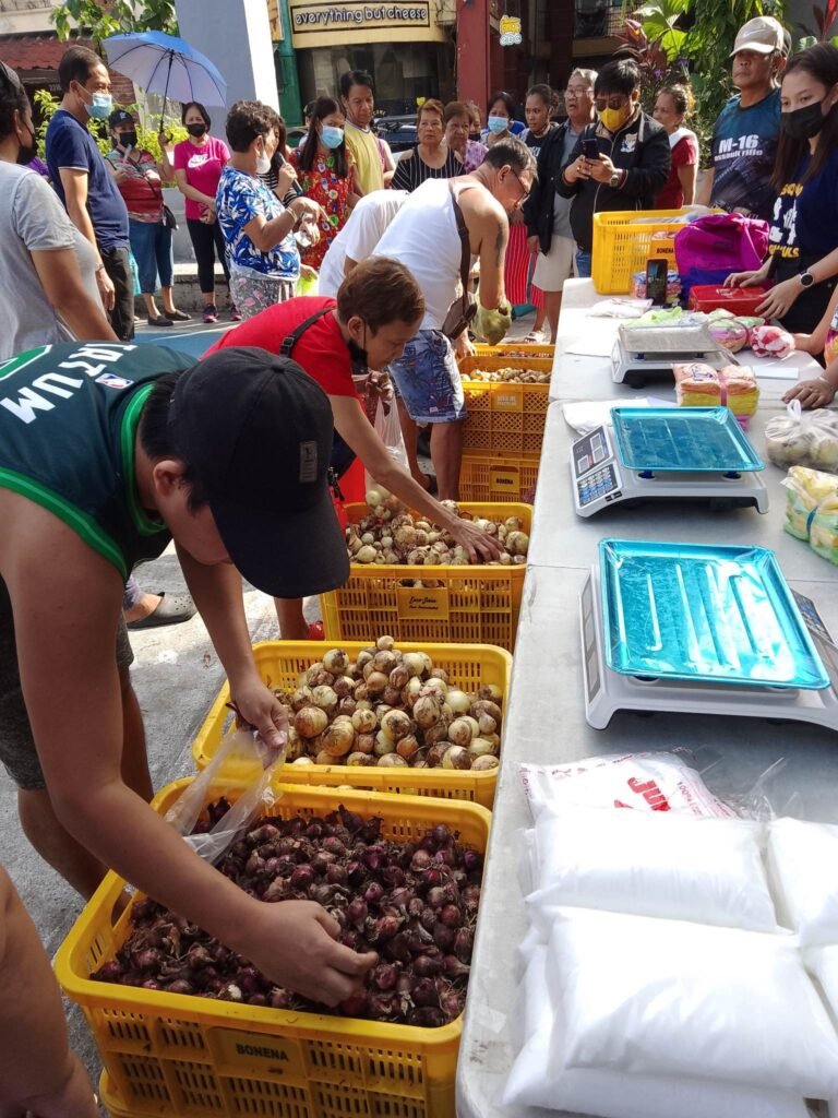Philippines KADIWA sells native red and white onions at reasonable price
